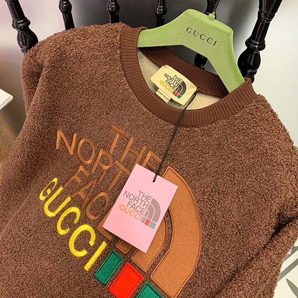 大人気！グッチ x ノースフェイス 偽物 ★ロゴフェイクファースエット プルオーバー Nod66918